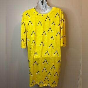 Charlie Brown Costume – Size Large, Iconic Zigzag Shirt + Yarn Hair Accessory